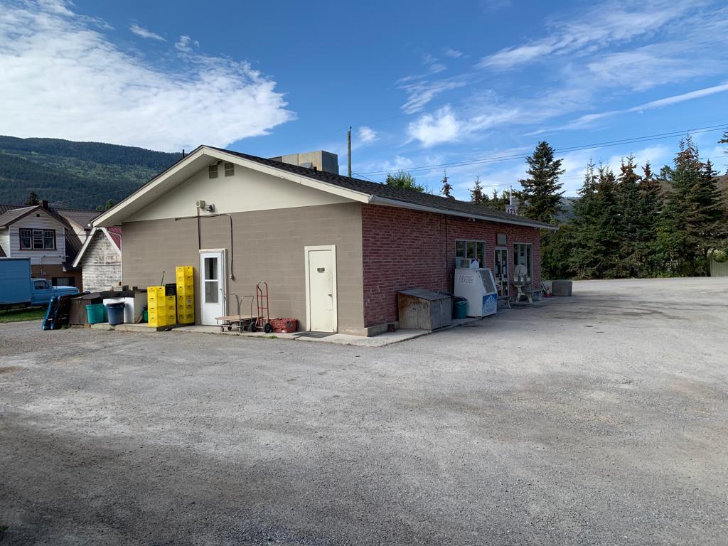 Pips Country Store | 4806 Selkirk Ave, Edgewater, BC V0A 1E0, Canada | Phone: (250) 347-9519