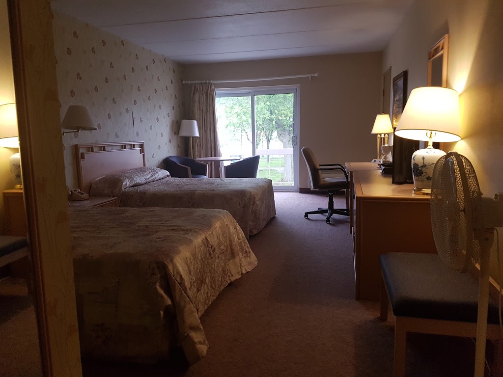 Hotel Motel Penn-Mass | 303 Boulevard Ste Madeleine, Trois-Rivières, QC G8T 3M4, Canada | Phone: (819) 379-8877