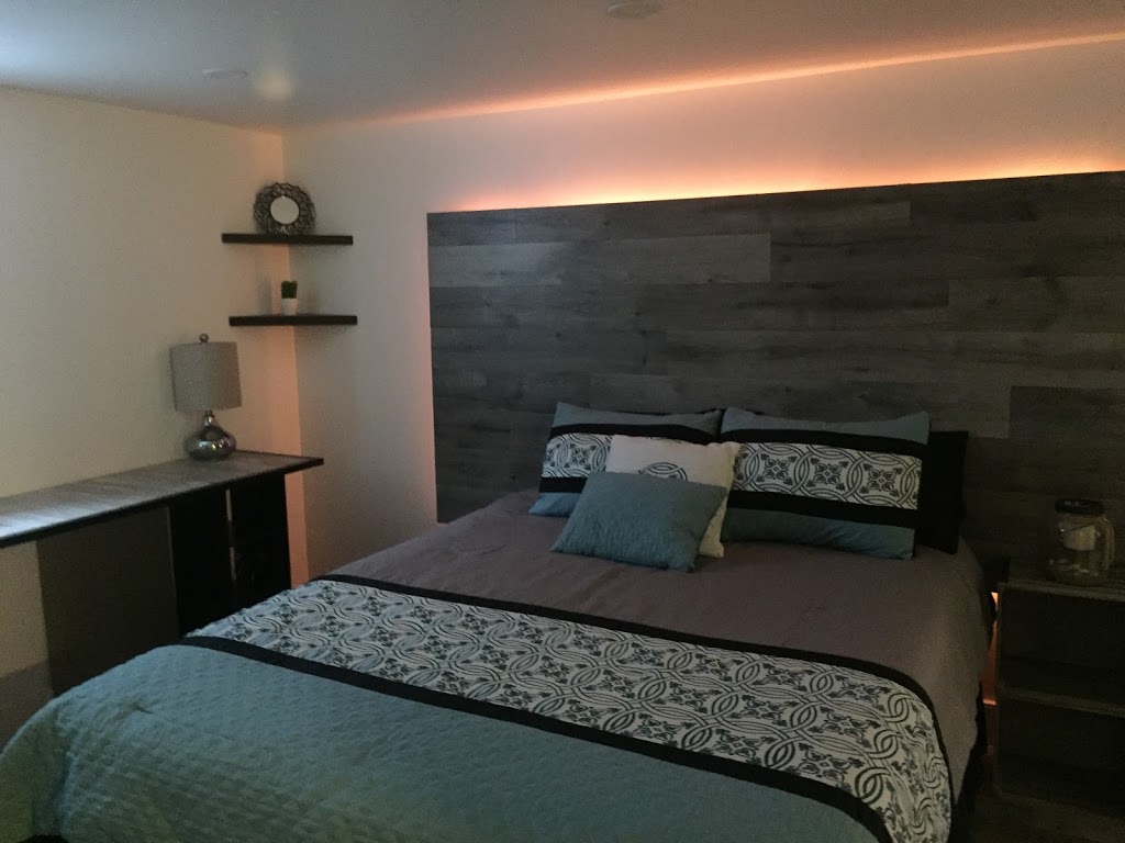 Yellow Door Barrie BnB Executive Suites | 25 Bluejay Dr, Barrie, ON L4M 5P8, Canada | Phone: (514) 567-1270