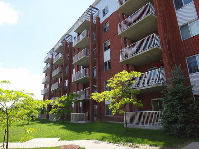 Bourg Du Village | 25 Place Casavant, Sainte-Thérèse, QC J7E 5X1, Canada | Phone: (450) 508-2000