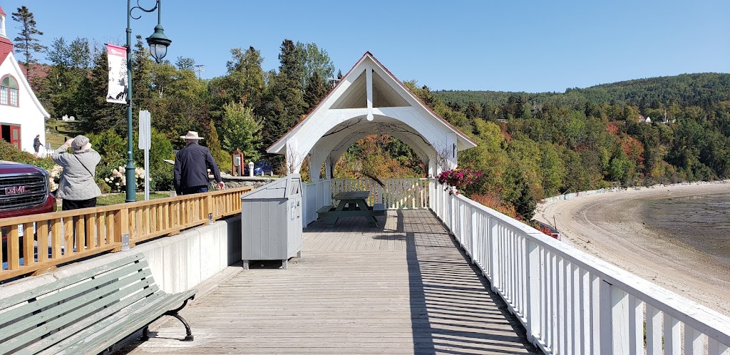 Stationnement de lÉglise Sainte-Croix | 180 Rue de lÉglise, Tadoussac, QC G0T 2A0, Canada | Phone: (418) 235-4446