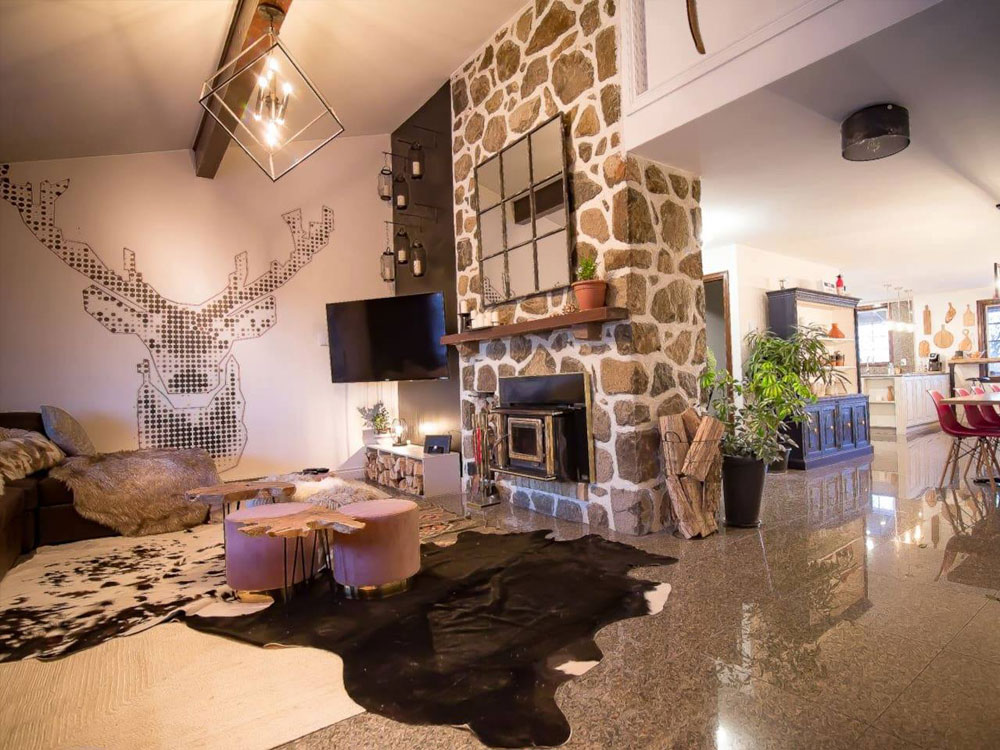 Le Chalet des Laurentides | 210 Rue de la Grande Corniche, Sainte-Adèle, QC J8B 2R8, Canada | Phone: (514) 797-9507