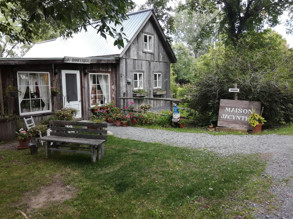 Maison Jacynthe La Prairie | 1955 Chemin de Fontarabie, La Prairie, QC J5R 0K3, Canada | Phone: (450) 444-7644