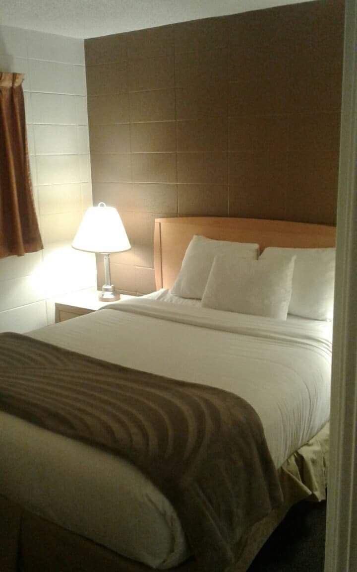 Eastglen Motor Inn | 6918 118 Ave NW, Edmonton, AB T5B 4P3, Canada | Phone: (780) 471-2610