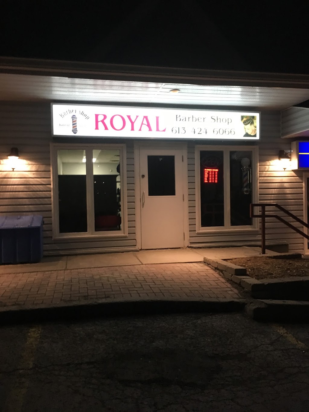 Royal Barber shop | 1600 Forest Valley Dr, Orléans, ON K1C 6X7, Canada | Phone: (613) 424-6066