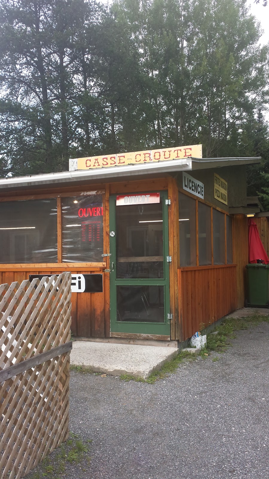 Casse-Croute-Bouffe Des Chutes | 142 Rue du Pont, Notre-Dame-de-Montauban, QC G0X 1W0, Canada | Phone: (418) 336-3261