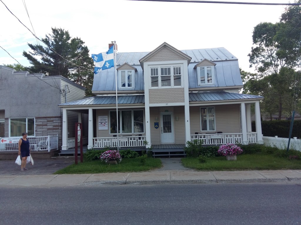 Le Gîte de la Vieille Caisse | 1281 Rue Principale, Saint-Étienne-des-Grès, QC G9C 1M2, Canada | Phone: (819) 655-0327