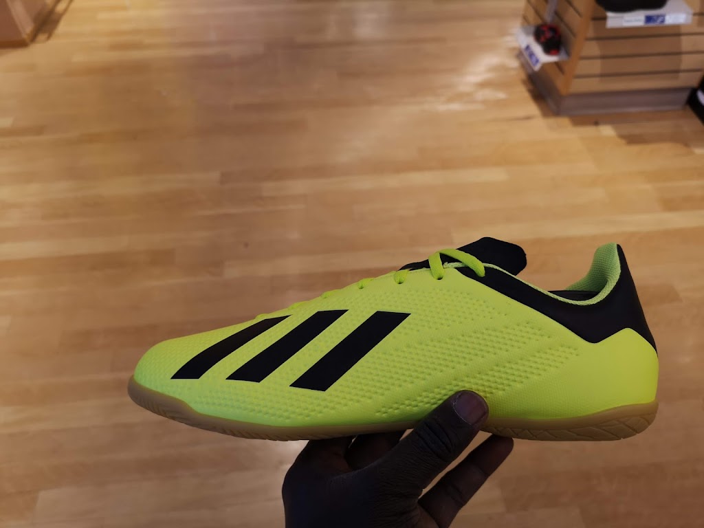 Sports Experts | Place Versailles, 7275 R. Sherbrooke E, Montréal, QC H1N 1E9, Canada | Phone: (514) 355-2330