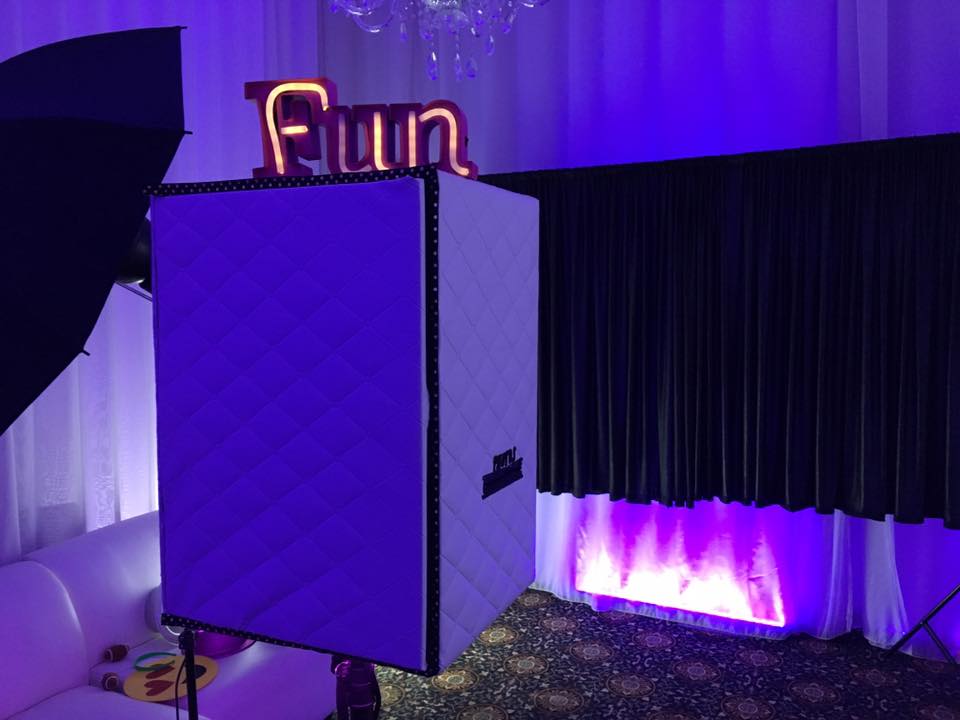 Unik Photobooth | 2417 Bd Industriel, Chambly, QC J3L 4W3, Canada | Phone: (877) 331-5042