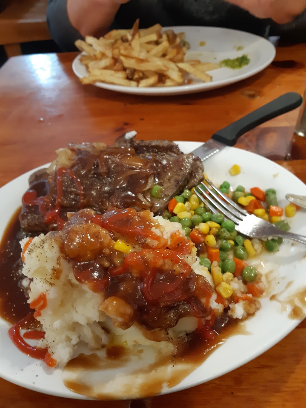 DNLs Restaurant | 329 Main St, Sauble Beach, ON N0H 2G0, Canada | Phone: (519) 422-2003