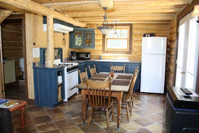 Le Chalet du Randonneur | 40 Route de lÉglise, Notre-Dame-des-Bois, QC J0B 2E0, Canada | Phone: (819) 888-2785