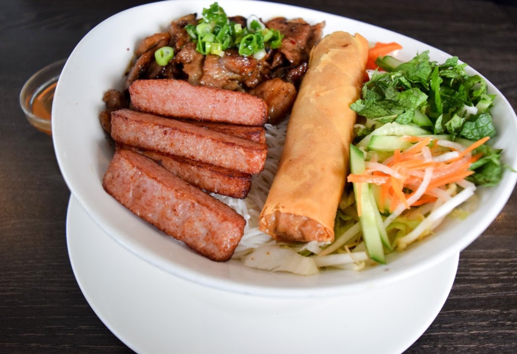 Pho Binh Minh Restaurant 2nd location | 706 Queenston Rd, Hamilton, ON L8G 1A2, Canada | Phone: (905) 661-0404