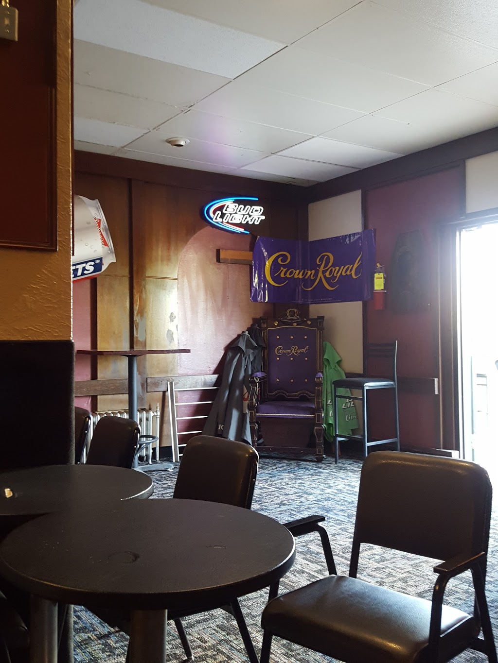 Gimli Hotel Restaurant | 21 Centre St, Gimli, MB R0C 1B0, Canada | Phone: (204) 642-3284