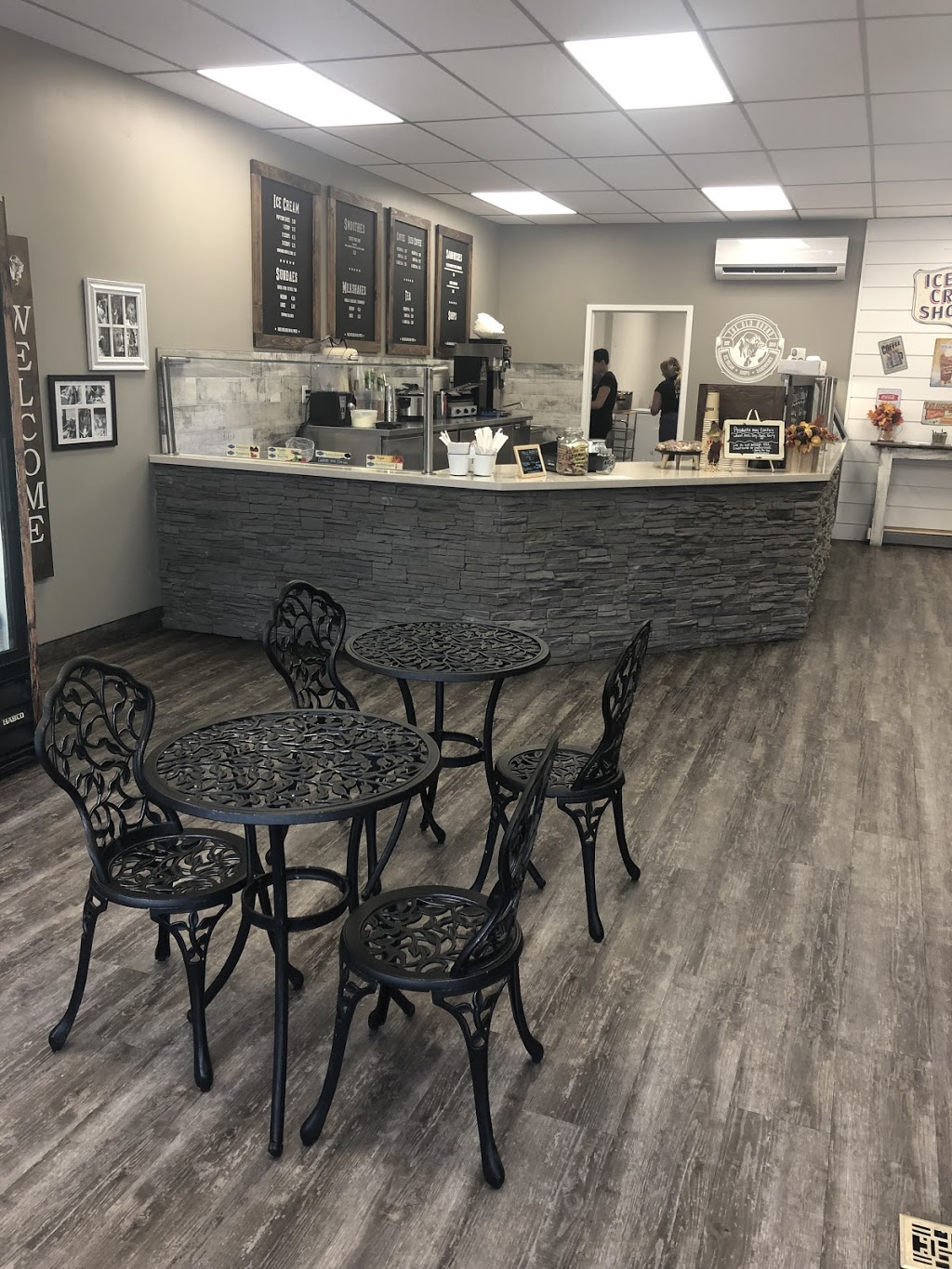 The Old Hound | 273 Main St S, Mount Forest, ON N0G 2L1, Canada | Phone: (519) 509-8565