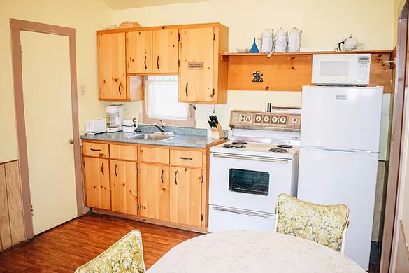 Sunset Hollow Cottages | 1151 2nd Ave S, Sauble Beach, ON N0H 2G0, Canada | Phone: (888) 367-7431