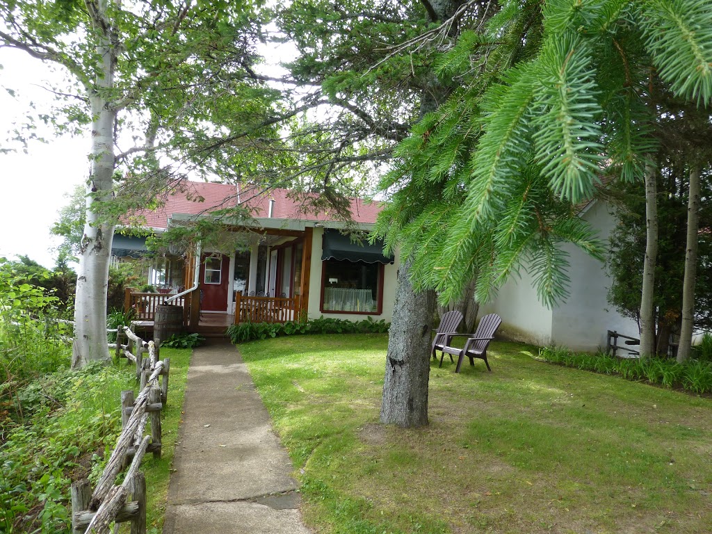 Auberge La Coudrière (Cool Hotel) | 2891 Chemin des Coudriers, La Baleine, QC G0A 2A0, Canada | Phone: (418) 438-2838