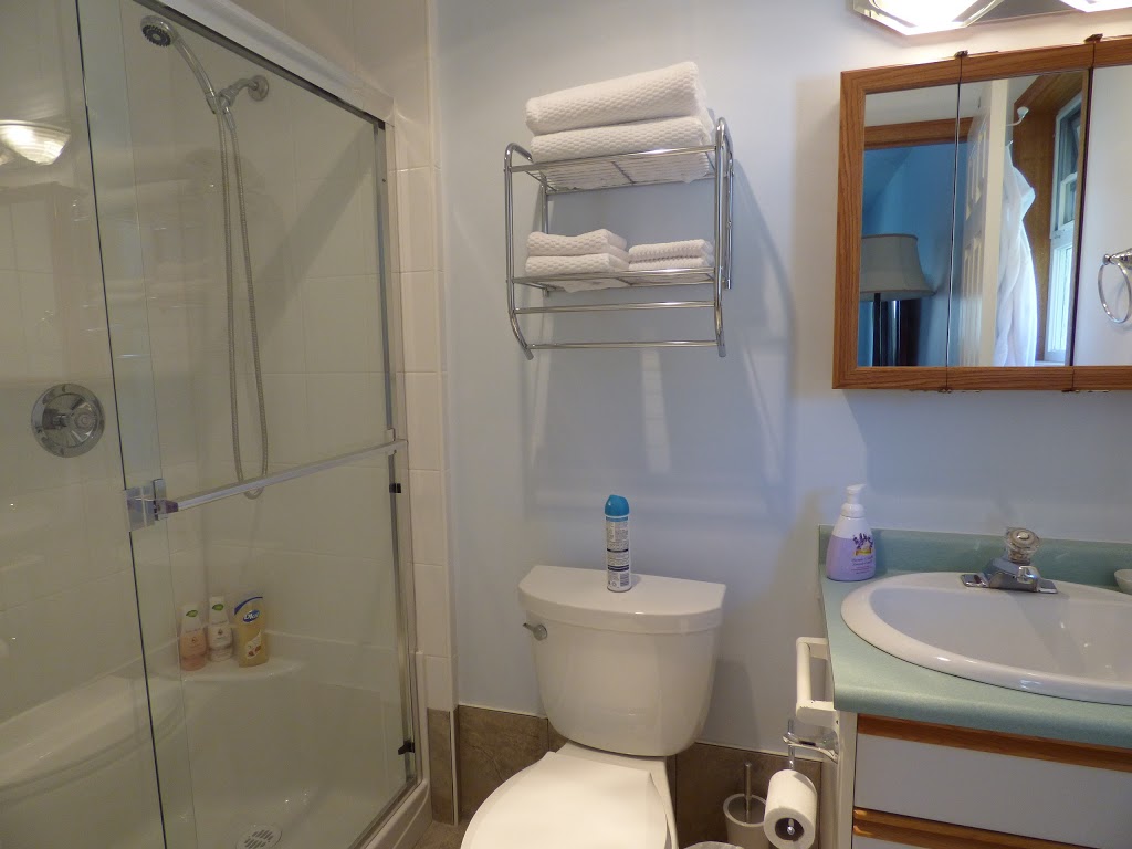 Crown House Bed & Breakfast | 207 N Shore Rd, Lake Cowichan, BC V0R 2G0, Canada | Phone: (250) 749-1016