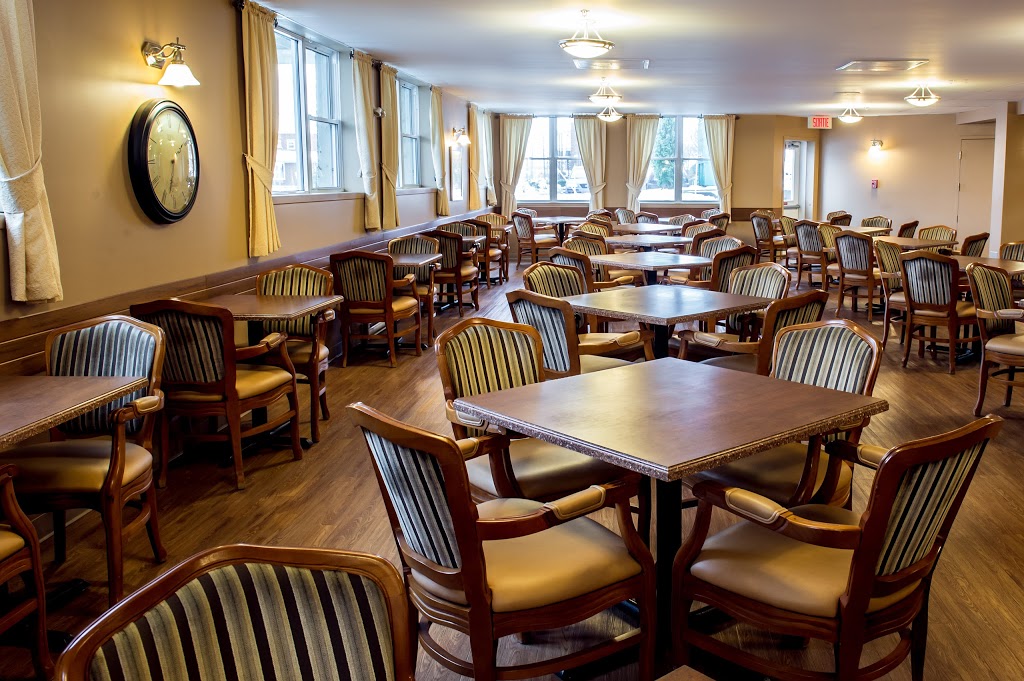 Le Renaissance Magog | 975 Rue Saint-Luc, Magog, QC J1X 0C9, Canada | Phone: (819) 843-1113