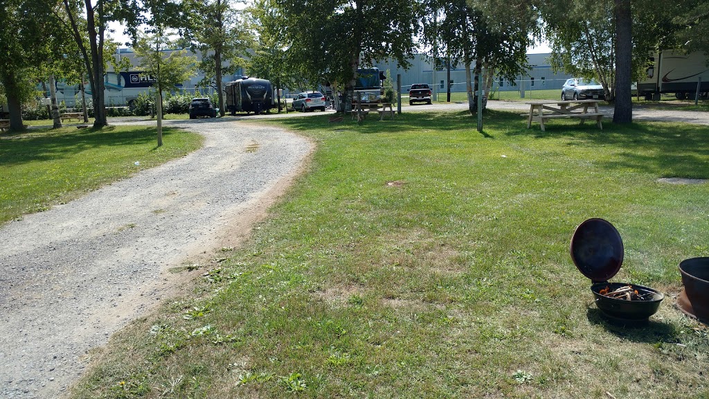 Rideau Heights Campsite | 38 Rideau Heights Dr, Nepean, ON K2E 7A6, Canada | Phone: (613) 226-4141