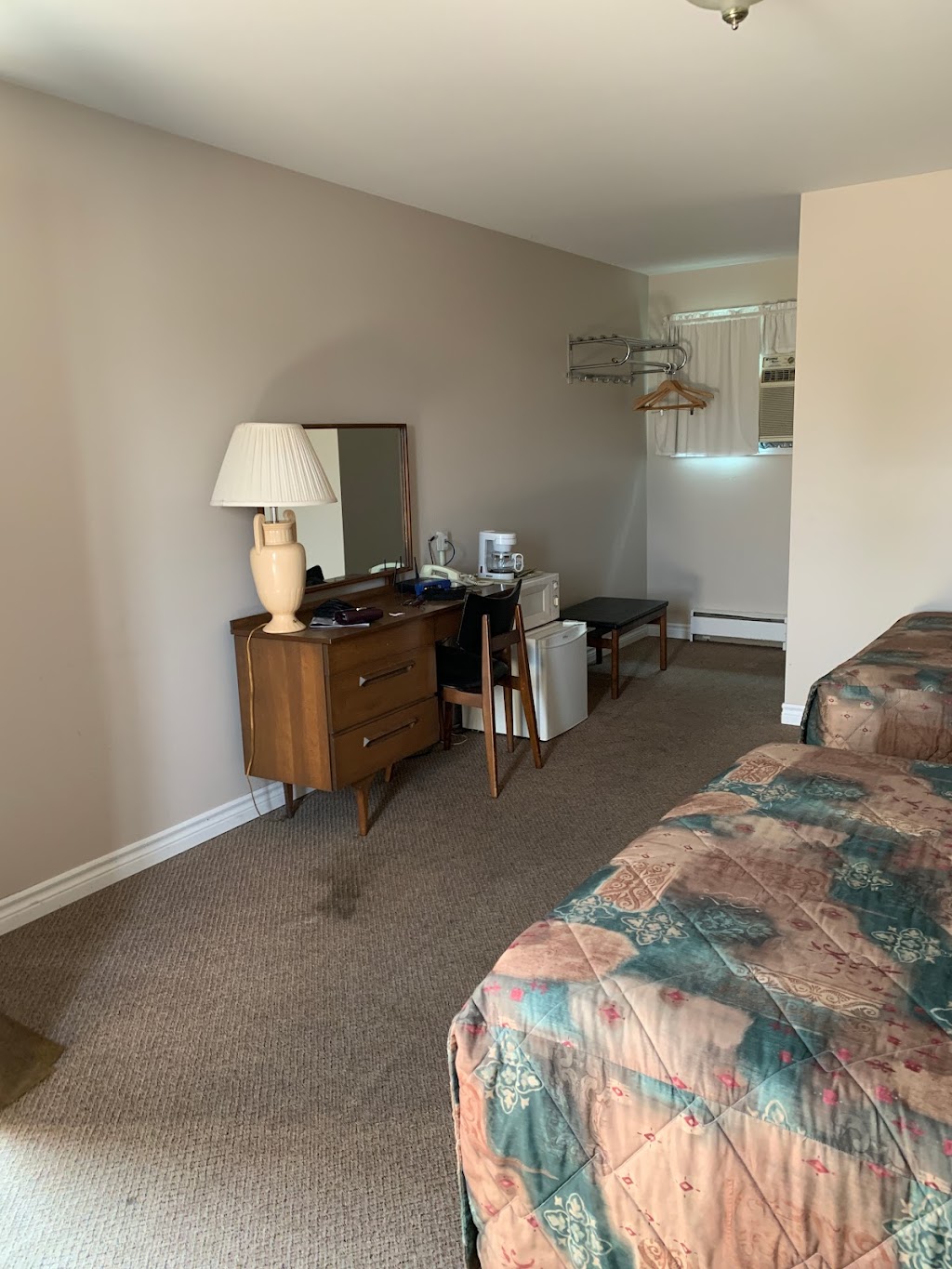 Maple Leaf Inn | 481 Broadway St, Kincardine, ON N2Z 2C2, Canada | Phone: (519) 396-5888