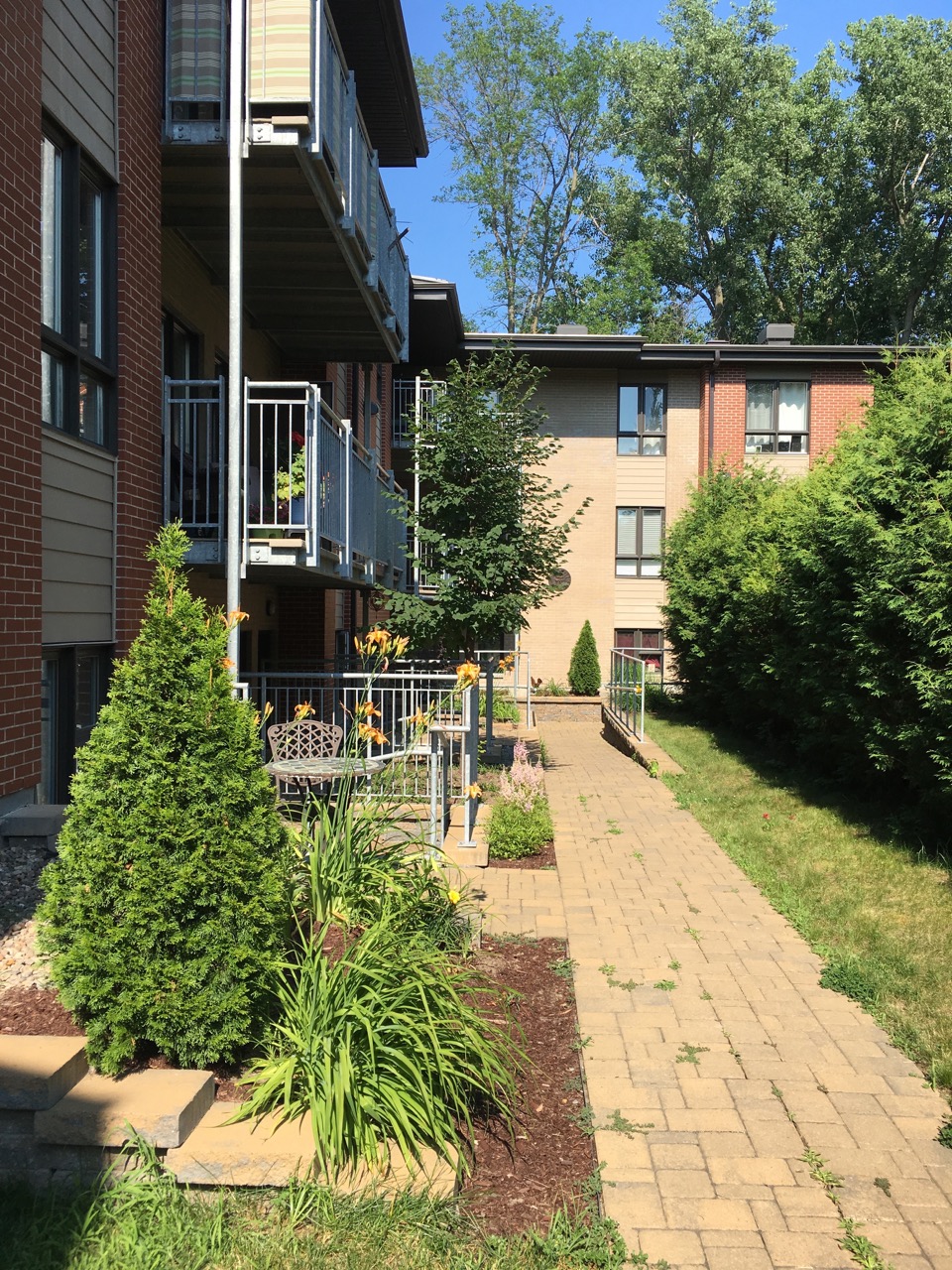 Villa Beaurepaire | 23 Av. Fieldfare, Beaconsfield, QC H9W 4W4, Canada | Phone: (514) 697-0123
