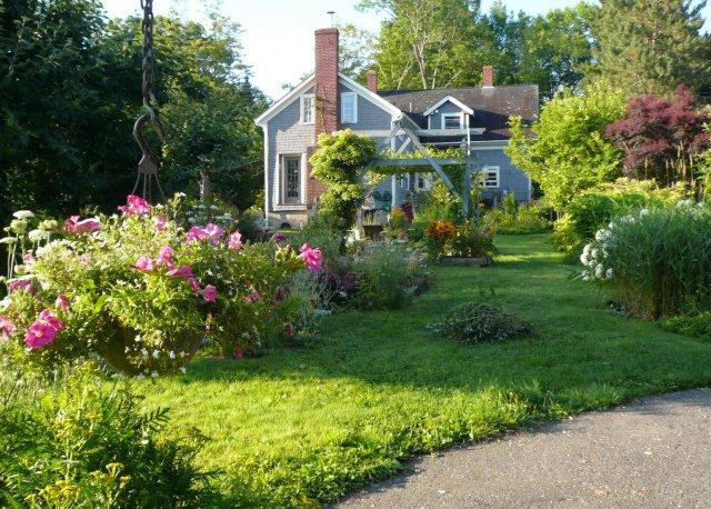 Garden House Bed & Breakfast | 220 Main St, Wolfville, NS B4P 1C4, Canada | Phone: (902) 542-1703