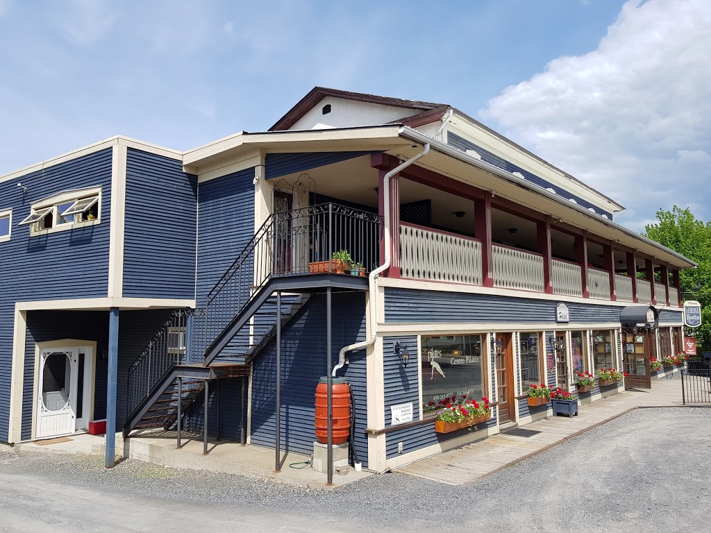 Domenica | 302 Chemin Knowlton, Knowlton, QC J0E 1V0, Canada | Phone: (450) 242-1489