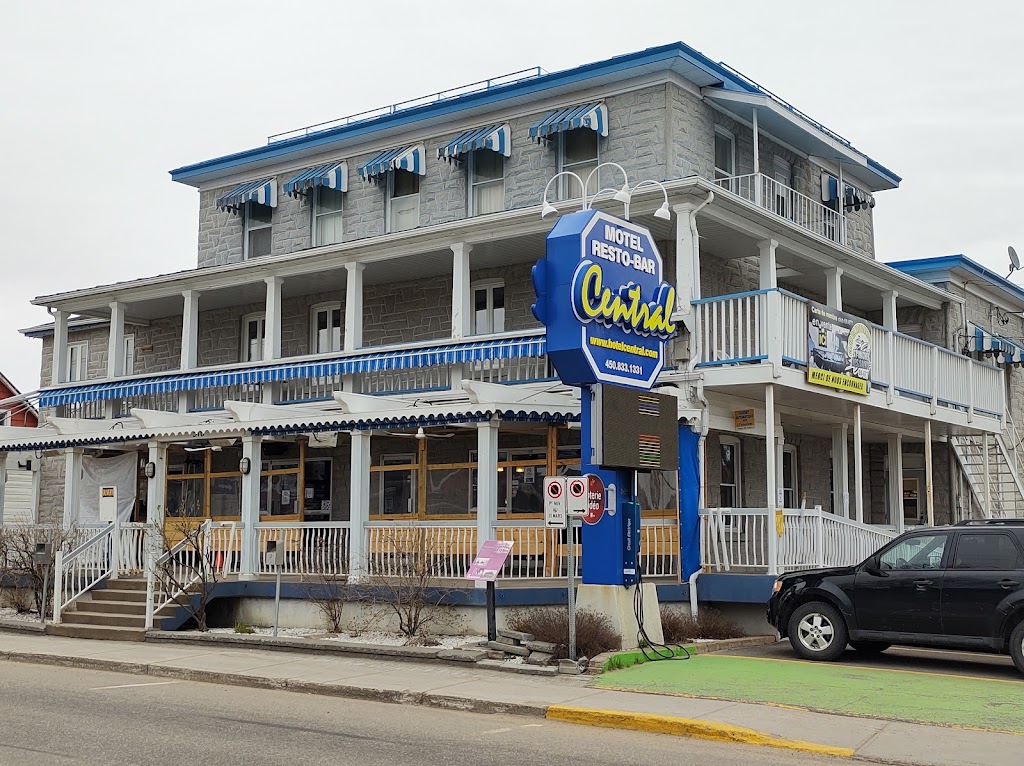 Hotel Central | 510 Rue Brassard, Saint-Michel-des-Saints, QC J0K 3B0, Canada | Phone: (450) 833-1331