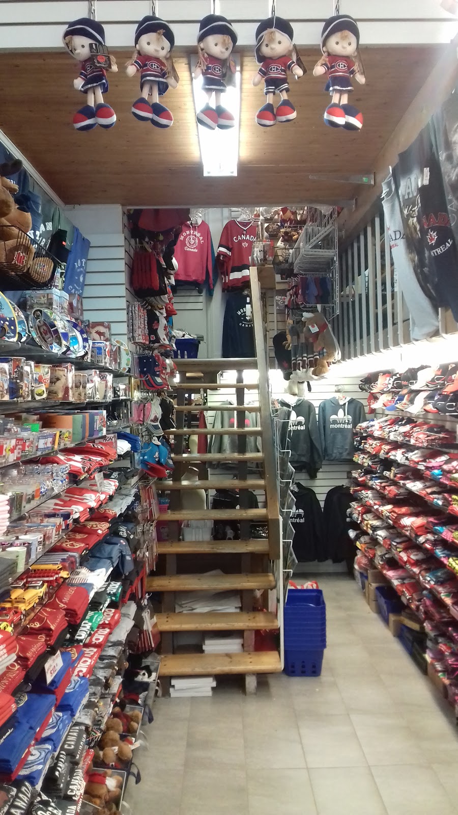 Souvenir du Québec | 344 Rue Notre-Dame Est, Montréal, QC H2Y 1C7, Canada | Phone: (514) 895-0746