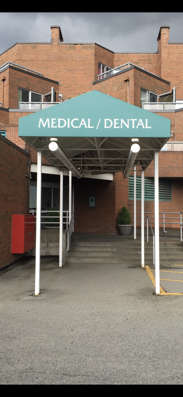 Oakridge Dental Centre | Centre South Tower, 650 W 41st Ave #320, Vancouver, BC V5Z 2M9, Canada | Phone: (604) 261-7655
