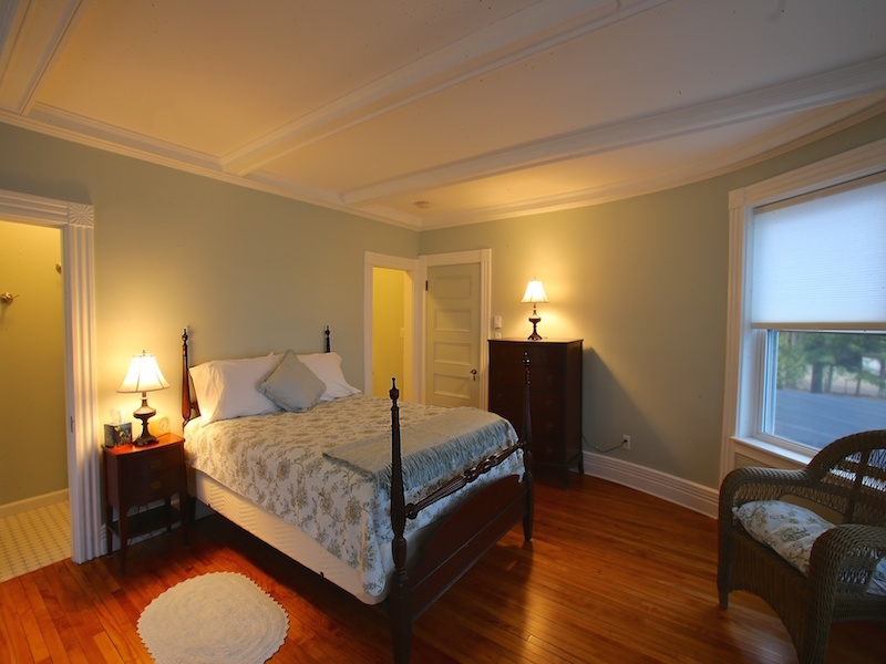 Bed & Breakfast - Au Bord du Lac - By the Lake - Rouses Point | 250 Lake St, Rouses Point, NY 12979, USA | Phone: (518) 593-3432