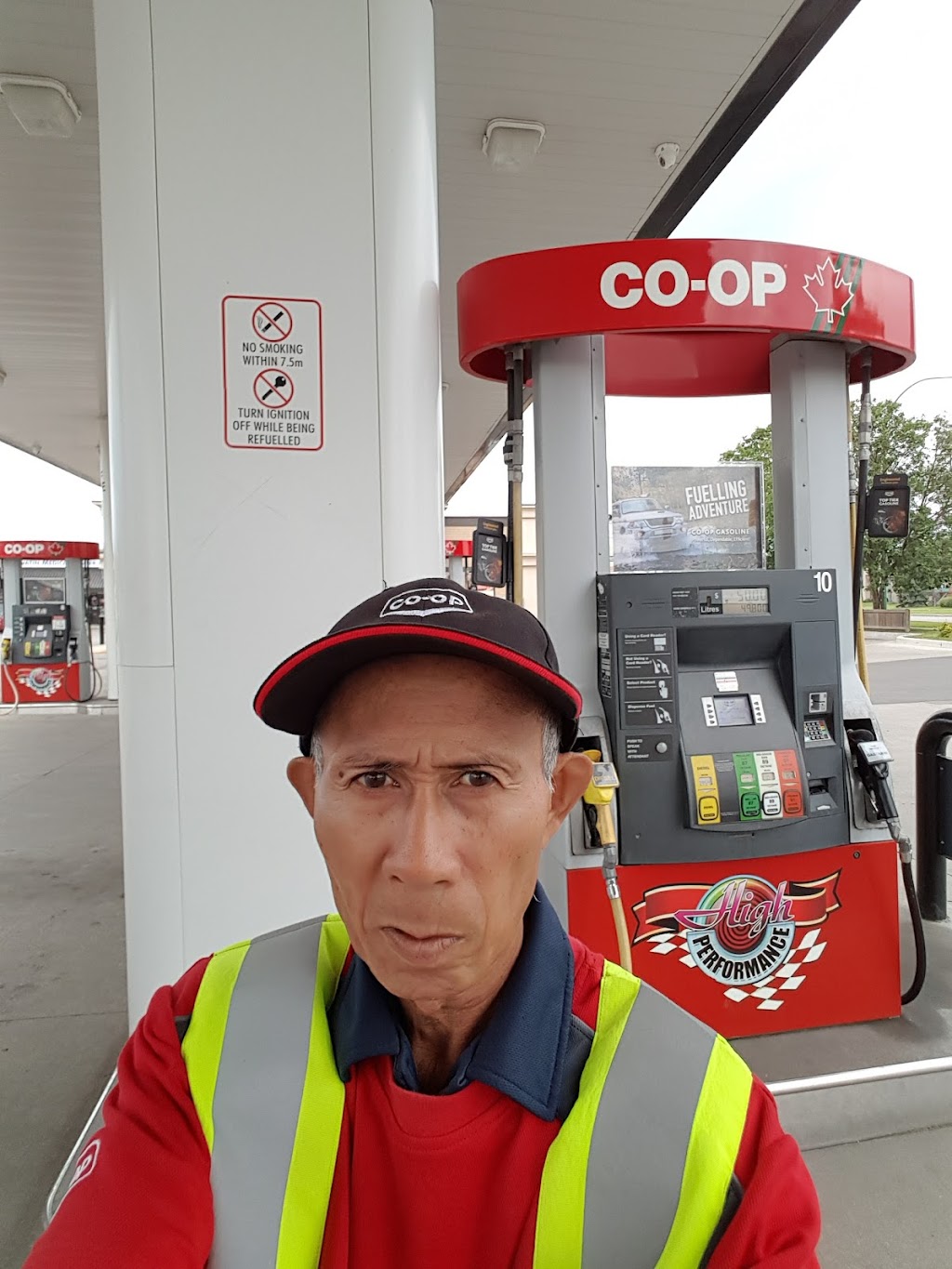 Red River Co-op Gas Bar | 1008 Keewatin St, Winnipeg, MB R2R 2V1, Canada | Phone: (204) 632-5190