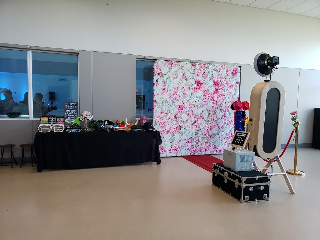 Magic Mirror Photobooth Winnipeg | 600 McGregor St, Winnipeg, MB R2W 0P1, Canada | Phone: (204) 230-0379