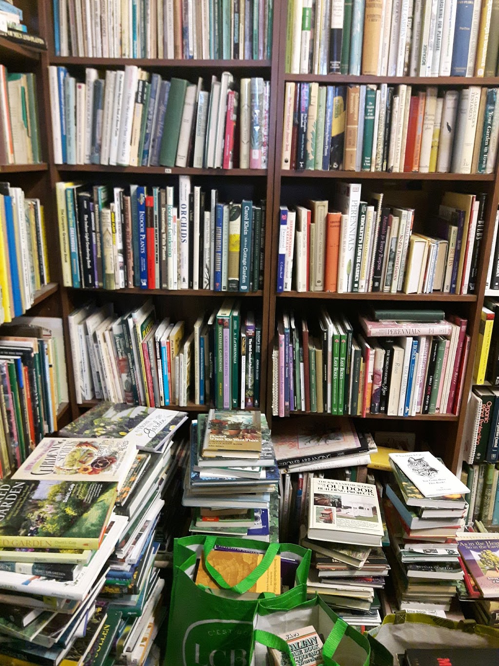 Bridgeburg Books | 16 Jarvis St, Fort Erie, ON L2A 2S1, Canada | Phone: (905) 871-8484