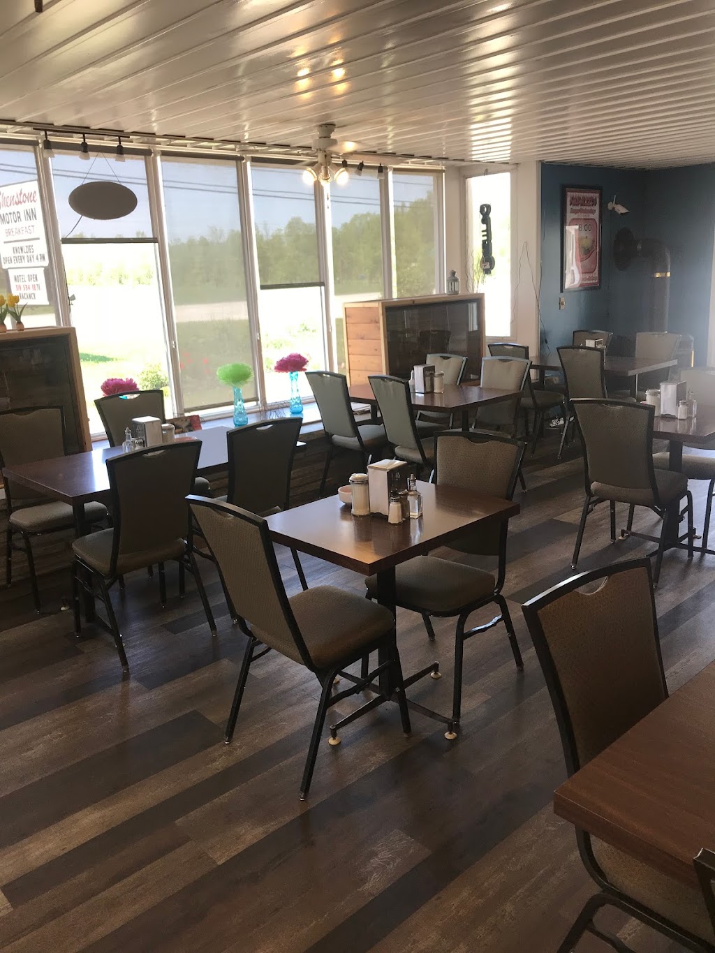 Shenstone Motor Inn | 19745 ON-6, Wiarton, ON N0H 2T0, Canada | Phone: (519) 534-1831