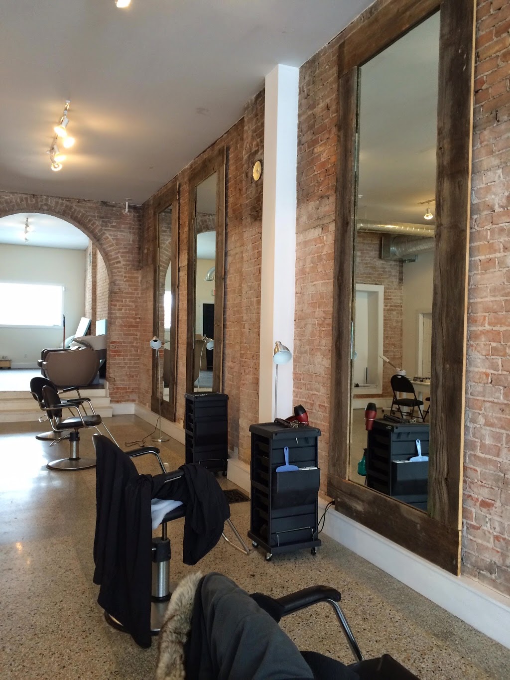 Bijoux Salon and Spa | 145 Simcoe St, Tillsonburg, ON N4G 2J4, Canada | Phone: (519) 409-4772