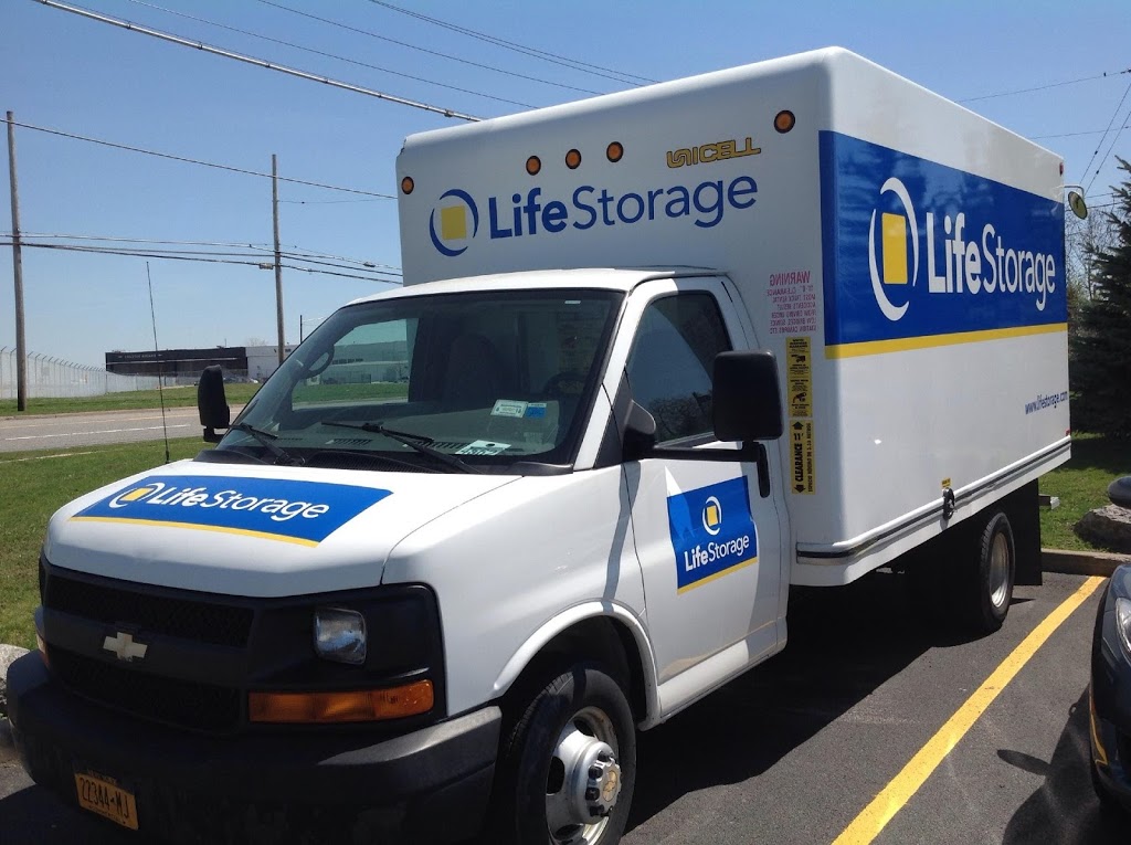 Life Storage | 550 Cayuga Rd, Buffalo, NY 14225, USA | Phone: (716) 395-0585