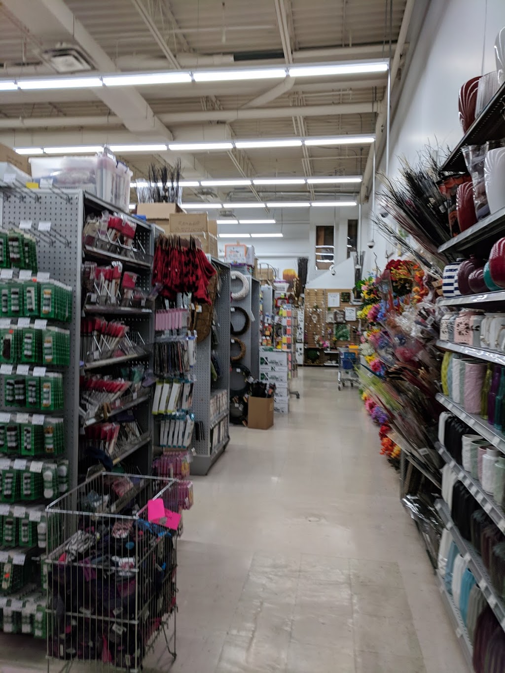Village Des Bas Prix | 400 Boulevard du Séminaire N, Saint-Jean-sur-Richelieu, QC J3B 5L2, Canada | Phone: (450) 349-8060