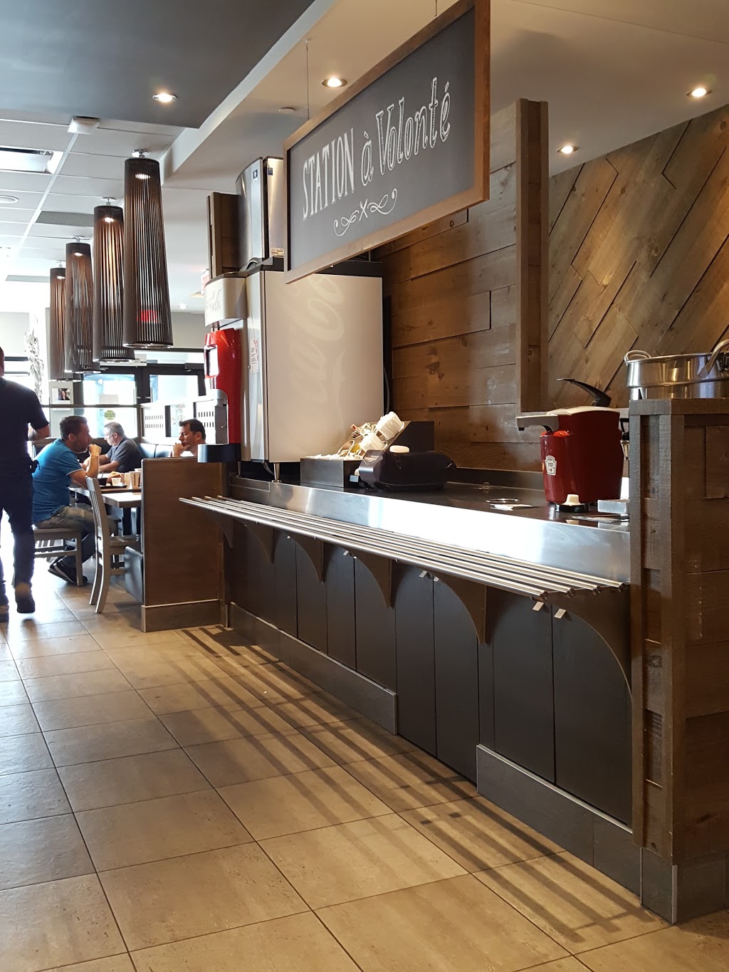 St-Hubert Express | 2133-B Boulevard des Laurentides, Laval, QC H7M 4M2, Canada | Phone: (514) 385-5555
