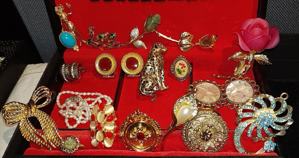 Luxeware Vintage Jewelers | 1711 33B St NW, Edmonton, AB T6T 0K5, Canada | Phone: (587) 412-0077
