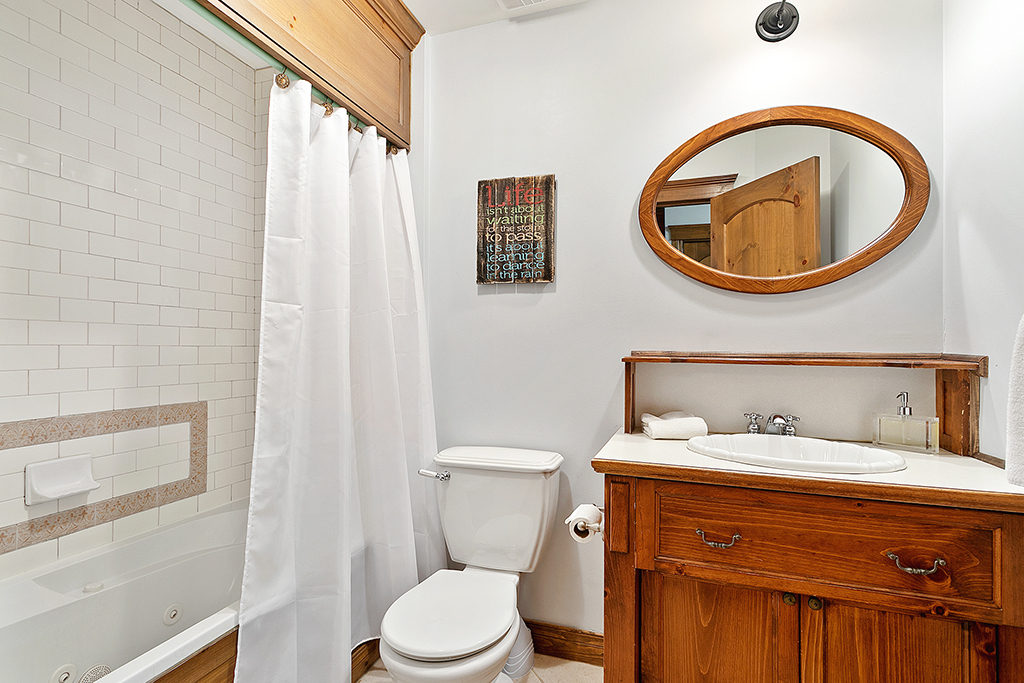 Le Manoir 106-5 by Escapades Tremblant | 5-106 Chemin des Quatre-Sommets, Mont-Tremblant, QC J8E 1C6, Canada | Phone: (877) 352-6626