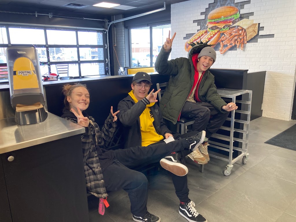 Poutine & Co | 916 Rue Douglas, Saint-Jean-sur-Richelieu, QC J3A 1V1, Canada | Phone: (514) 660-1037
