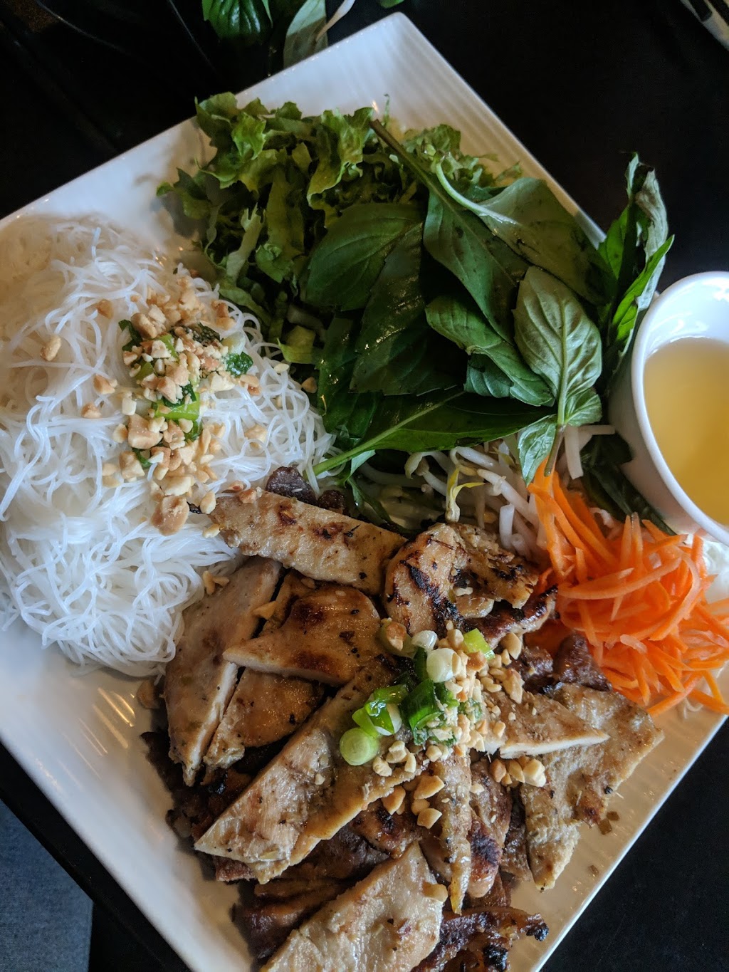 Pho Thu Do | 3987 Riverside Dr, Ottawa, ON K1V 1C1, Canada | Phone: (613) 736-5678