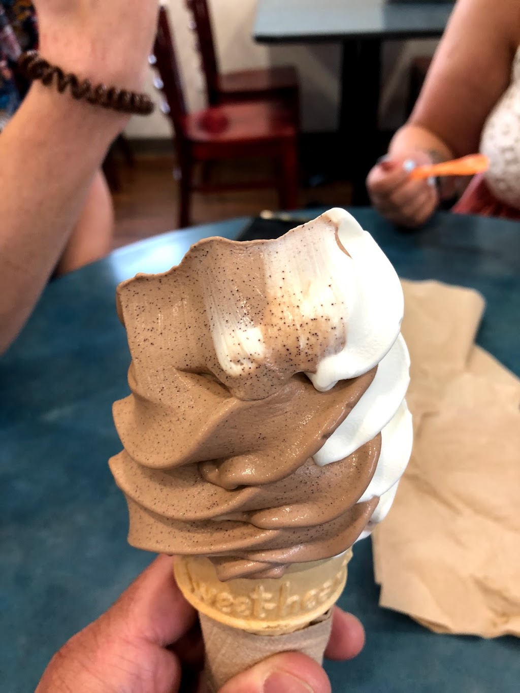 Dug & Bettys Ice Creamery / Crèmerie de Glace | 309 Des Meurons St, Winnipeg, MB R2H 0V2, Canada | Phone: (204) 417-0026
