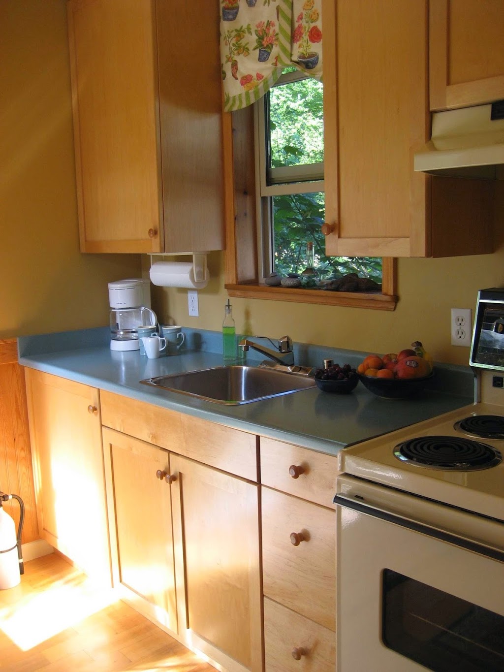 Cedarside Coach House | 3768 Beach Ave, Roberts Creek, BC V0N 2W2, Canada | Phone: (604) 885-7683