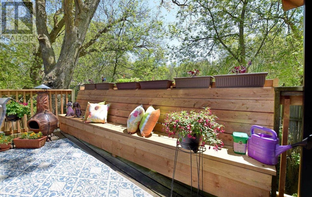 Albanese Creative Decks | 393 Blake St Unit 2, Barrie, ON L4M 1L1, Canada | Phone: (647) 881-6853