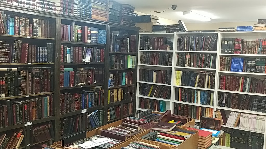 Used Jewish Books | 182 Caribou Rd, North York, ON M5N 2B6, Canada | Phone: (416) 782-8585