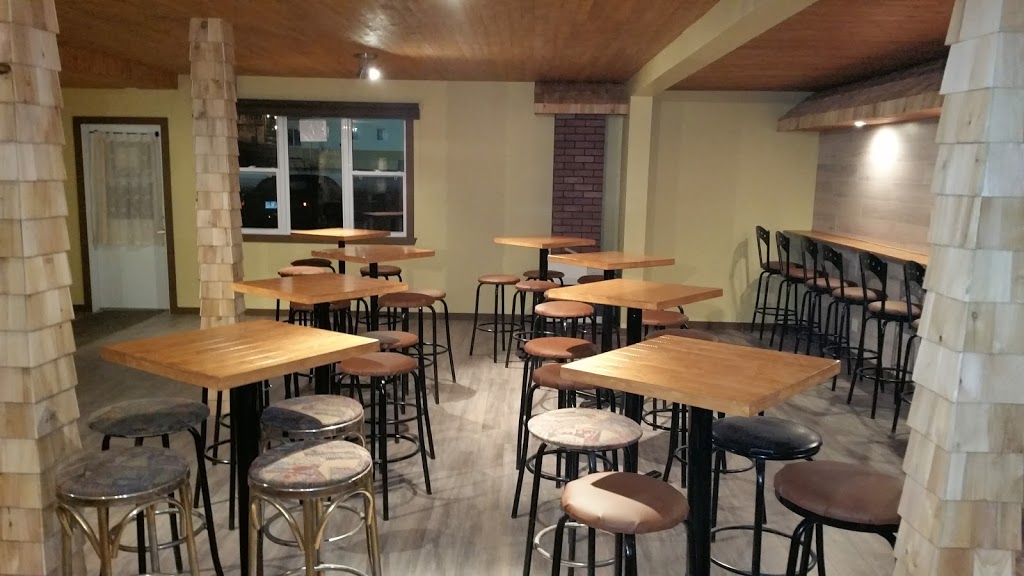 Bar Chez Malou de Saint-Zacharie Enr. | 797 15e Rue, Saint-Zacharie, QC G0M 2C0, Canada | Phone: (418) 593-6637