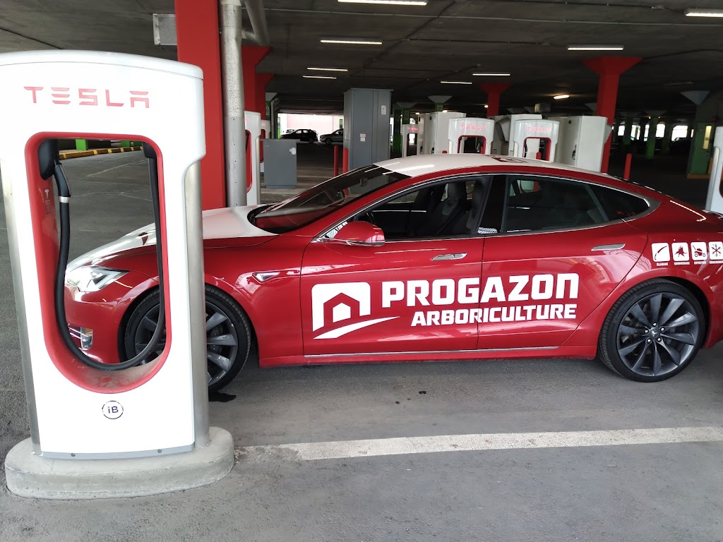Tesla Supercharger 3131 Blvd. de la CôteVertu, SaintLaurent, QC H4R