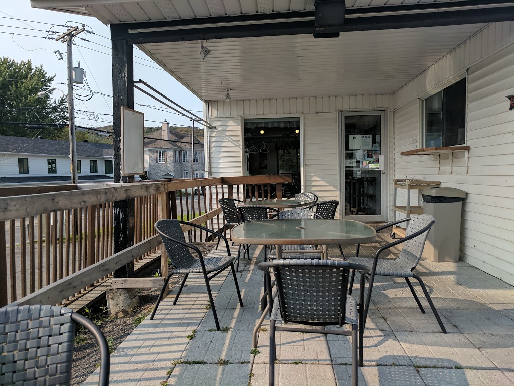 Restaurant le Lavallois | 416 Avenue Ste Brigitte, Sainte-Brigitte-de-Laval, QC G0A 3K0, Canada | Phone: (418) 825-2969